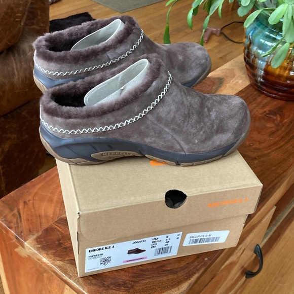 Never worn new in box . - Picture 3 of 4